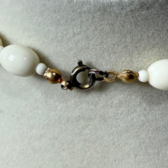 Vintage 50s 60s Cream Single Strand Graduated Bead Necklace Mod Retro Classic - Picture 7 of 7